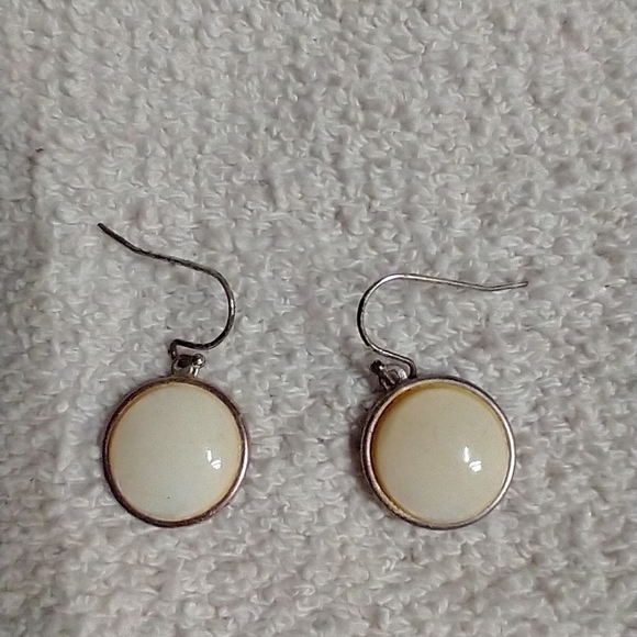 Round white wire earrings - Picture 1 of 3